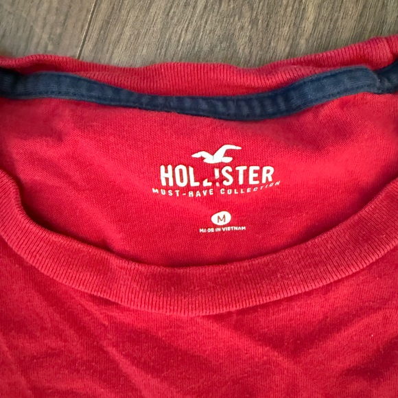 Hollister Men's Red Tee - Picture 4 of 5